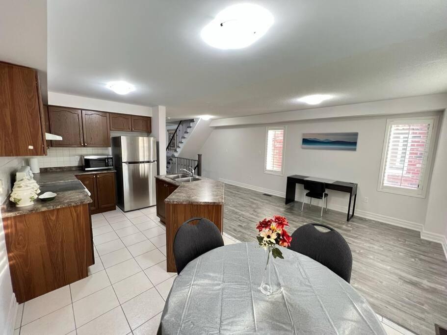 Beautiful Vacation Home Near Toronto Airport ミシサガ エクステリア 写真