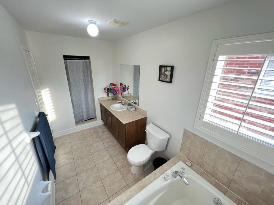 Beautiful Vacation Home Near Toronto Airport ミシサガ エクステリア 写真