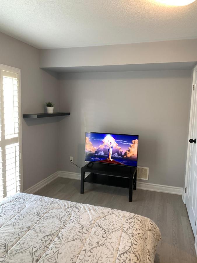 Beautiful Vacation Home Near Toronto Airport ミシサガ エクステリア 写真